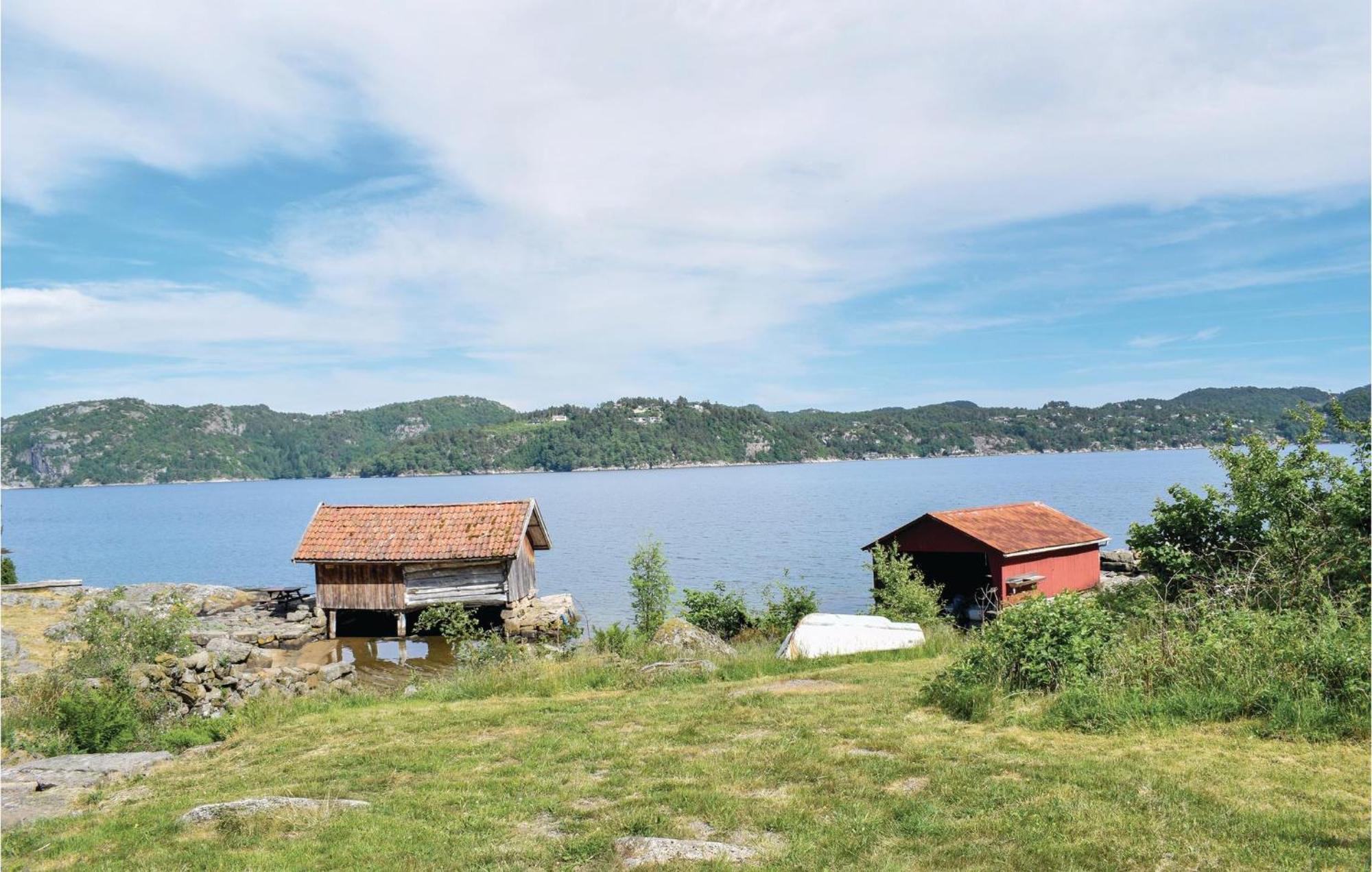 Cozy Home In Lyngdal With Kitchen Exterior foto