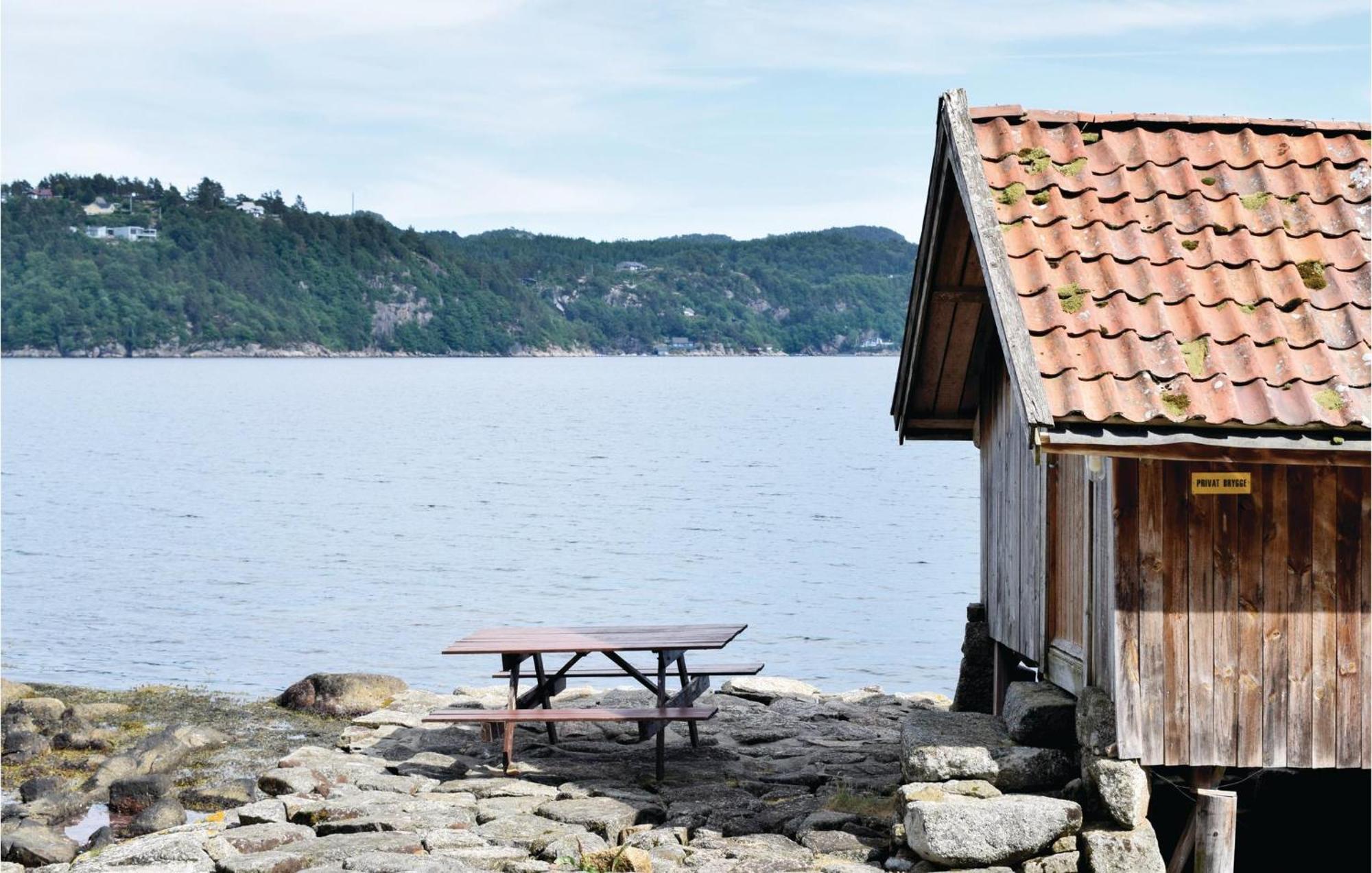 Cozy Home In Lyngdal With Kitchen Exterior foto